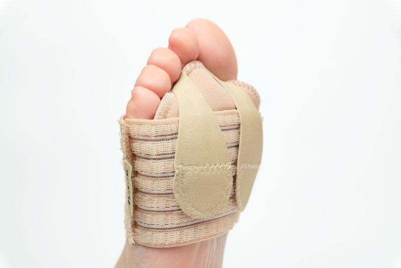 Fixtoe 2798 Fixtoe is a device created for the conservative treatment of the pain of metatarsophalangeal predislocation syndrome or floating finger.